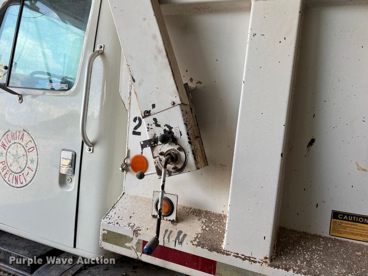 image for item LB9337 1998 International 4900  dump truck