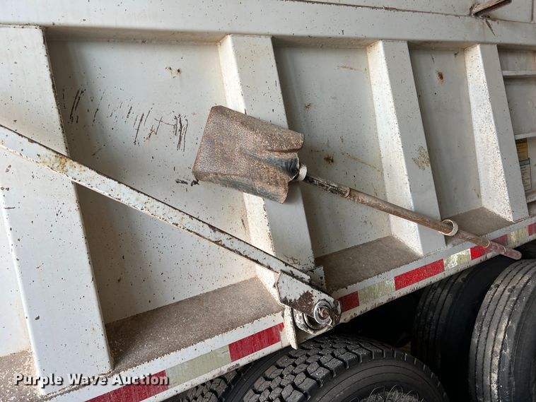 image for item LB9337 1998 International 4900  dump truck