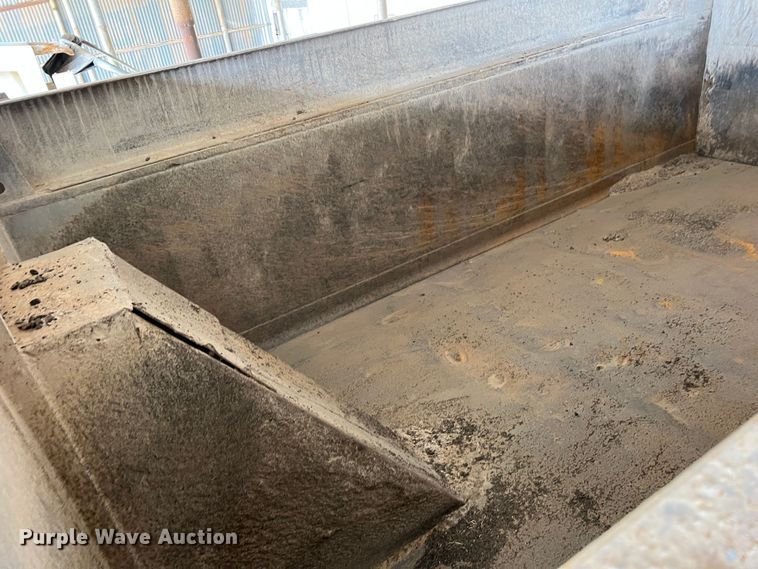 image for item LB9337 1998 International 4900  dump truck