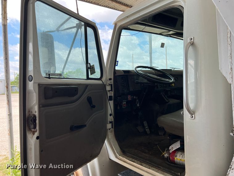 image for item LB9337 1998 International 4900  dump truck