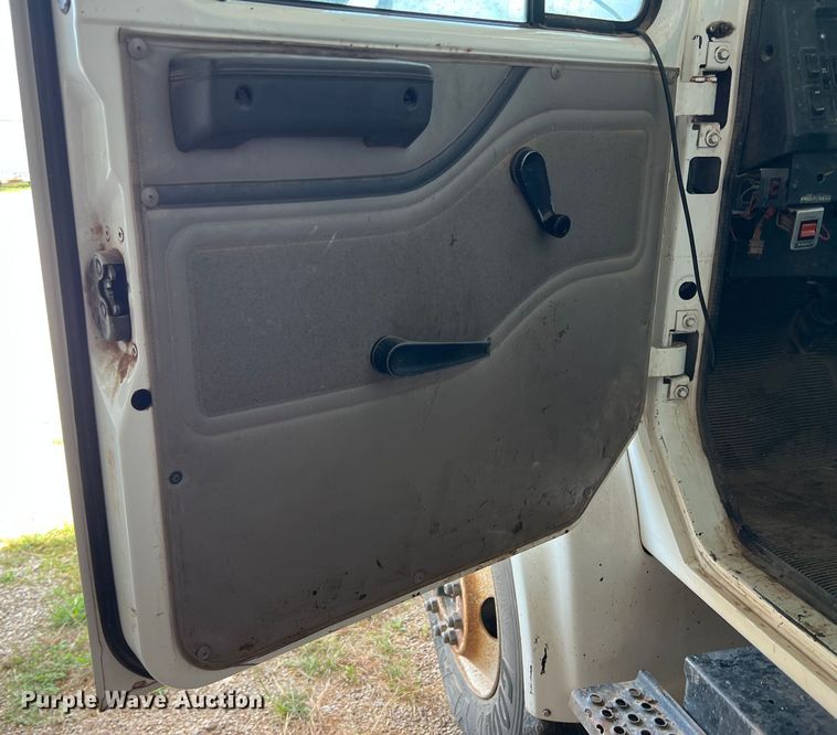 image for item LB9337 1998 International 4900  dump truck