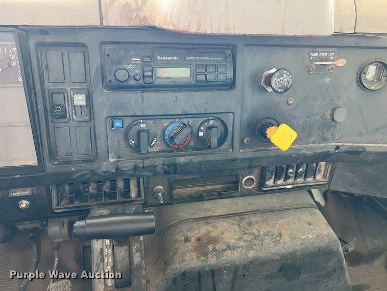 image for item LB9337 1998 International 4900  dump truck