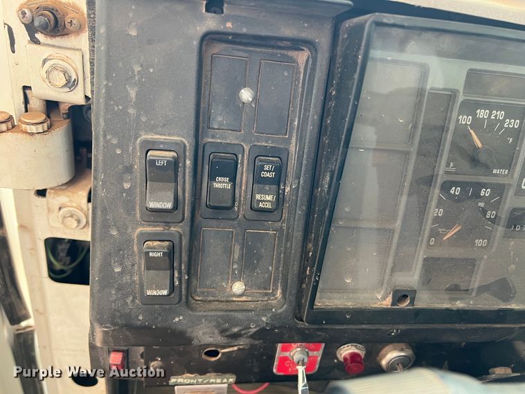 image for item LB9337 1998 International 4900  dump truck