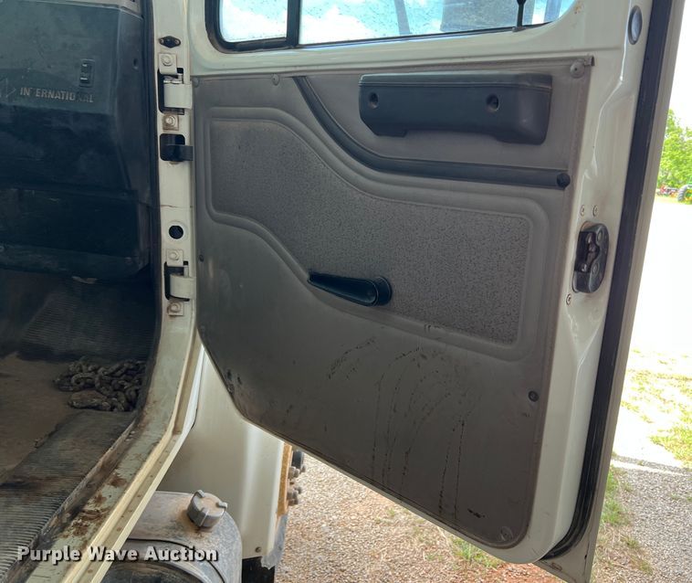 image for item LB9337 1998 International 4900  dump truck