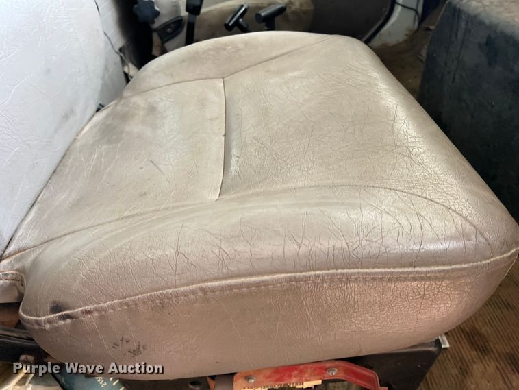 image for item LB9337 1998 International 4900  dump truck