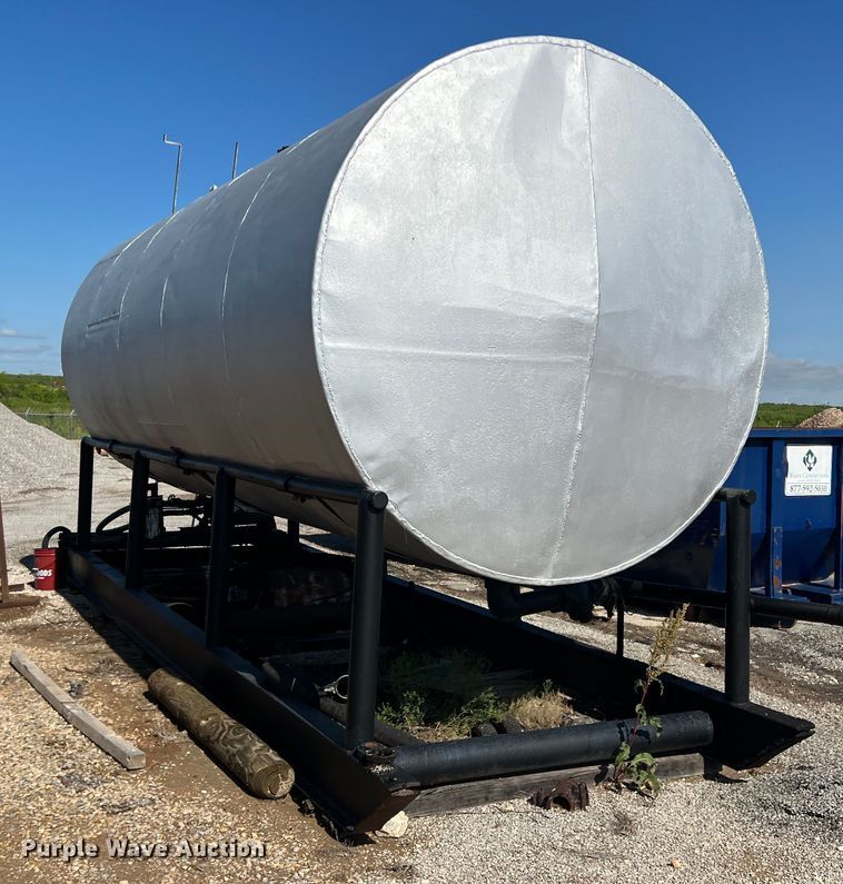 image for item LB9383 Oil tank