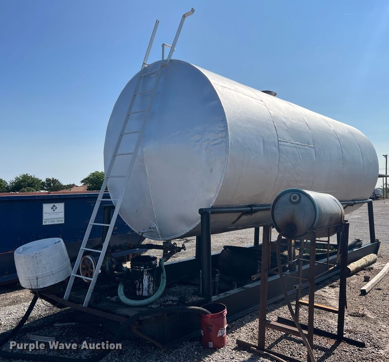 image for item LB9383 Oil tank