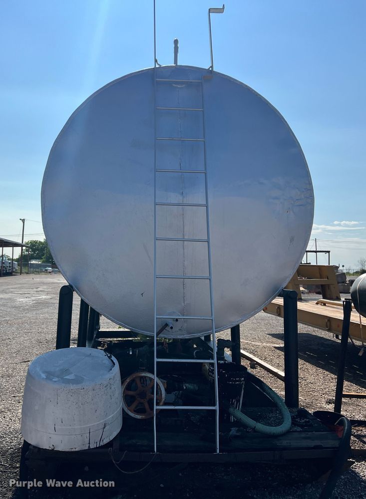 image for item LB9383 Oil tank