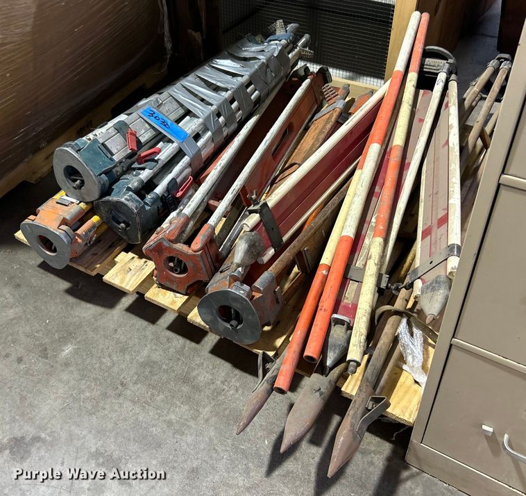 image for item LE9709 Approximately 7 tripods