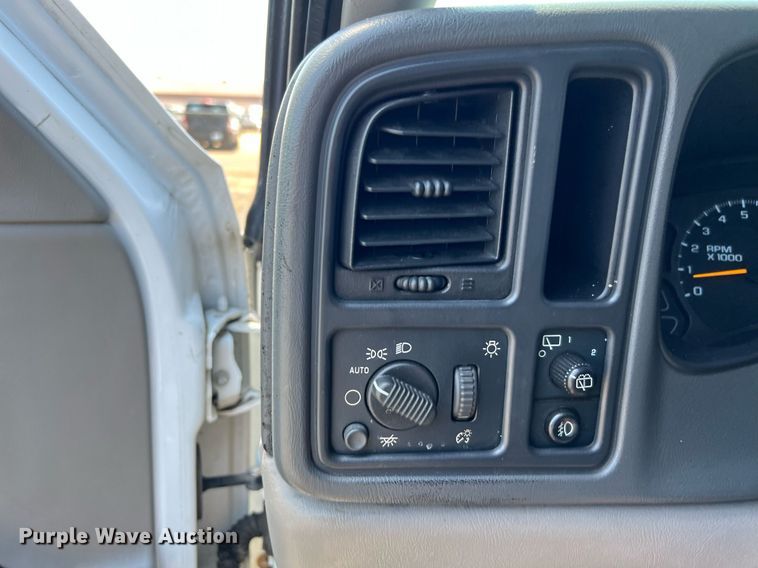 image for item LF9403 2004 Chevrolet Tahoe  SUV