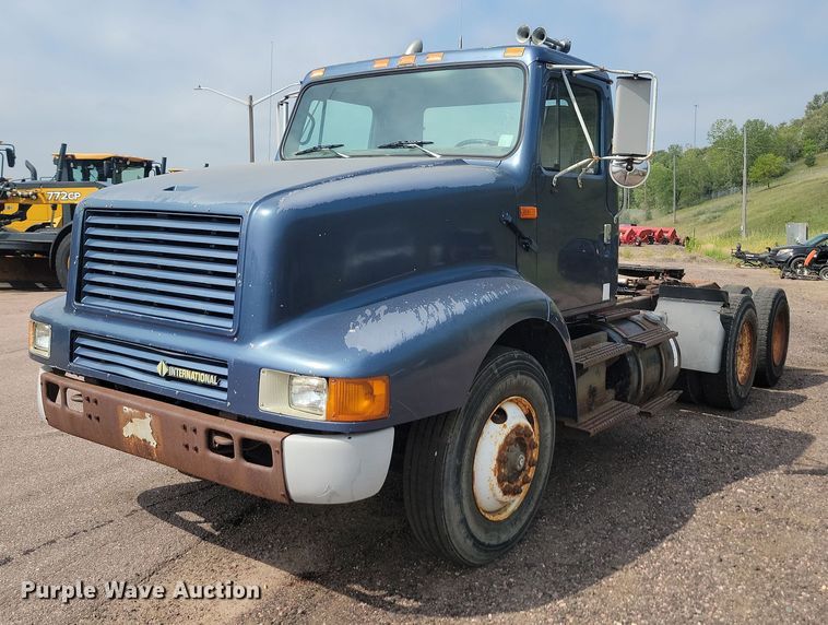 image for item LQ9124 1993 International 8200  semi truck