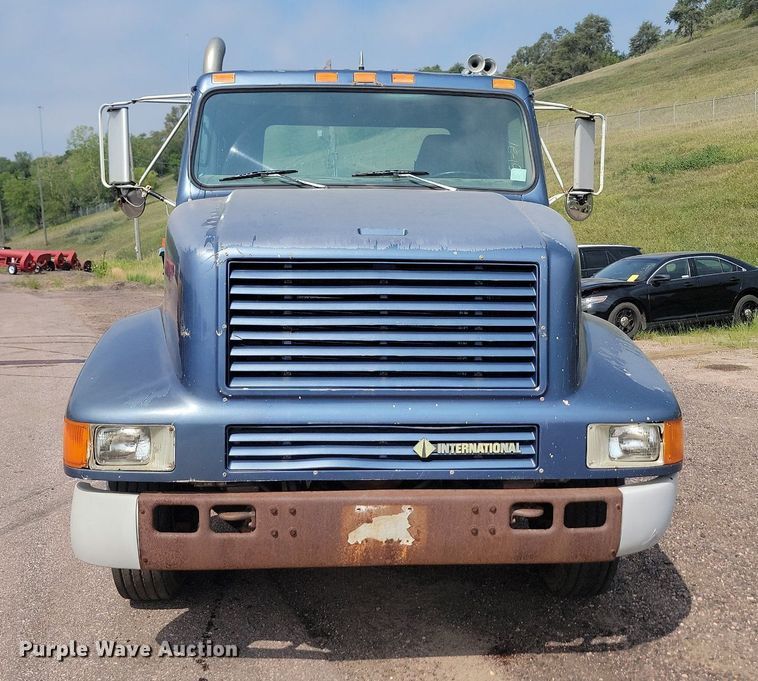 image for item LQ9124 1993 International 8200  semi truck
