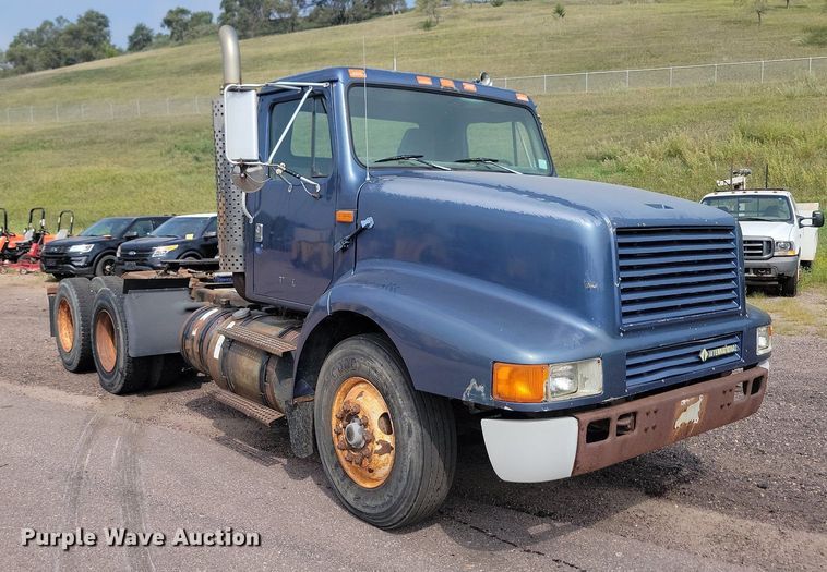 image for item LQ9124 1993 International 8200  semi truck