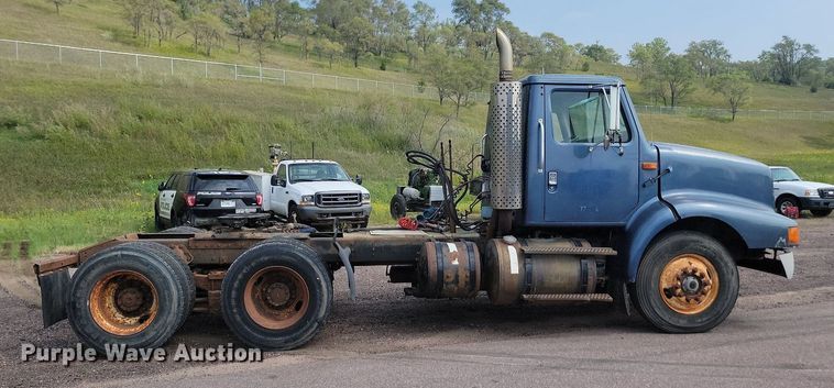 image for item LQ9124 1993 International 8200  semi truck