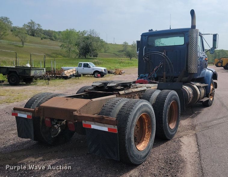 image for item LQ9124 1993 International 8200  semi truck