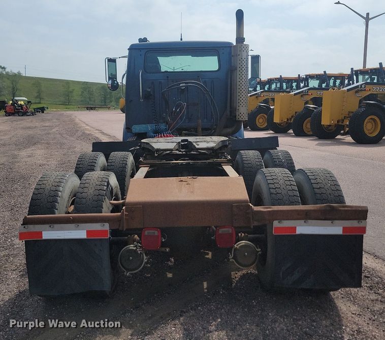 image for item LQ9124 1993 International 8200  semi truck