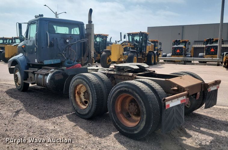 image for item LQ9124 1993 International 8200  semi truck