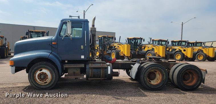 image for item LQ9124 1993 International 8200  semi truck