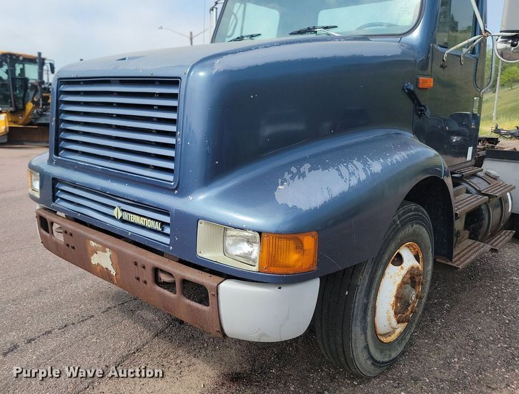 image for item LQ9124 1993 International 8200  semi truck