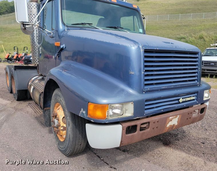 image for item LQ9124 1993 International 8200  semi truck