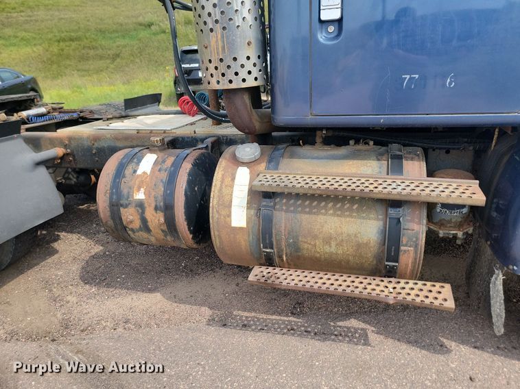 image for item LQ9124 1993 International 8200  semi truck