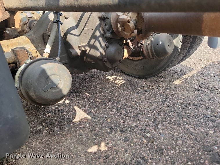 image for item LQ9124 1993 International 8200  semi truck