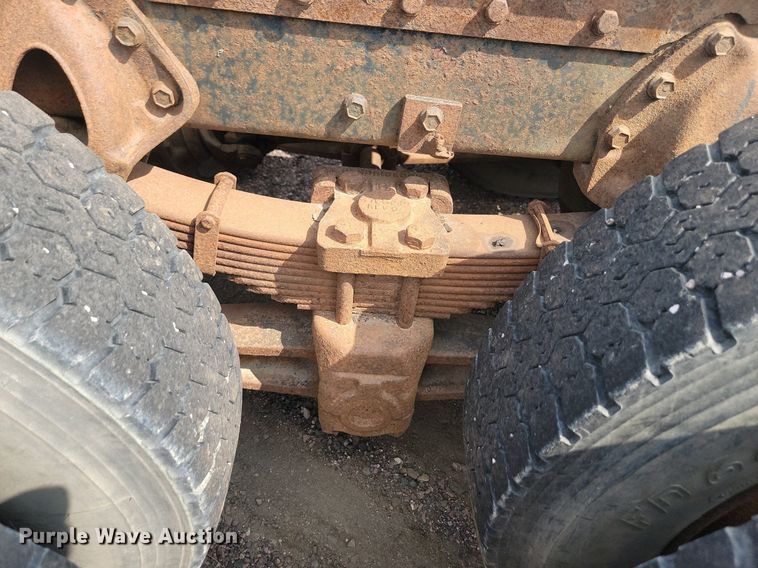 image for item LQ9124 1993 International 8200  semi truck