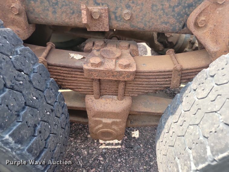 image for item LQ9124 1993 International 8200  semi truck