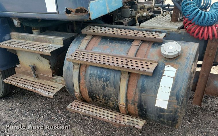 image for item LQ9124 1993 International 8200  semi truck