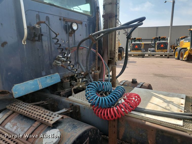 image for item LQ9124 1993 International 8200  semi truck