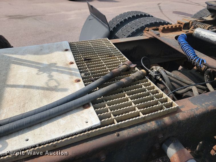 image for item LQ9124 1993 International 8200  semi truck