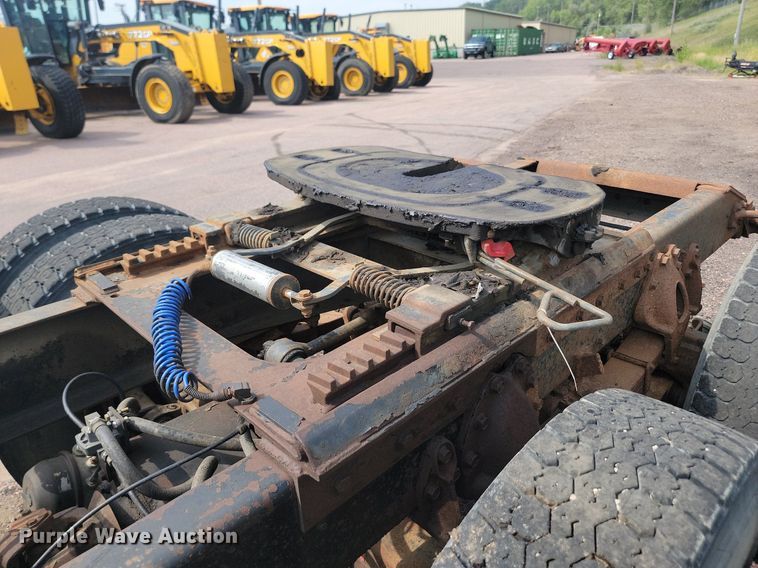 image for item LQ9124 1993 International 8200  semi truck