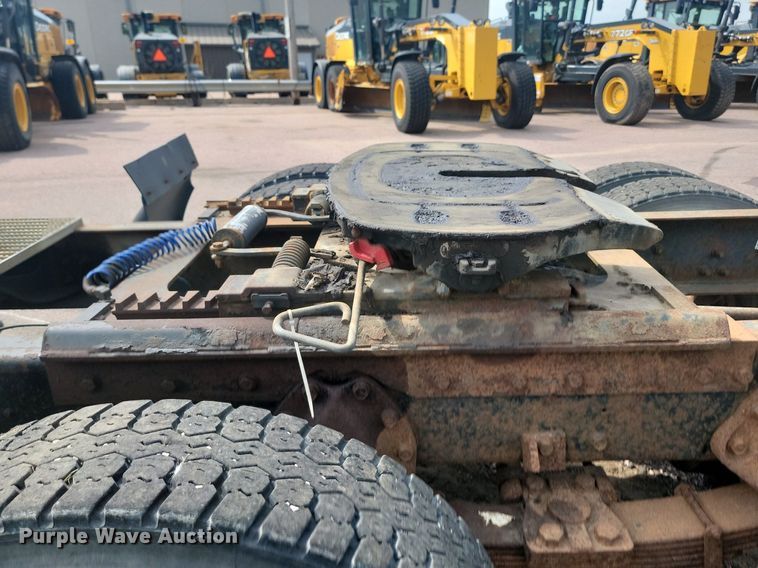 image for item LQ9124 1993 International 8200  semi truck