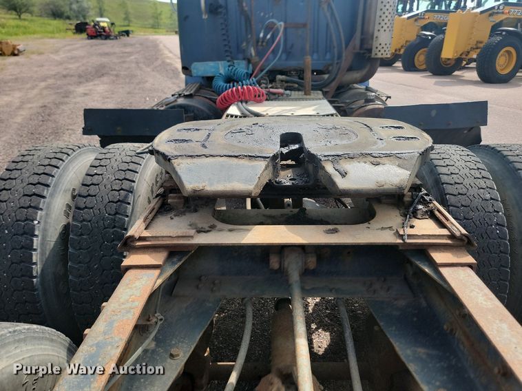 image for item LQ9124 1993 International 8200  semi truck