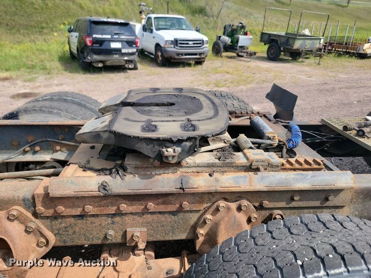 image for item LQ9124 1993 International 8200  semi truck