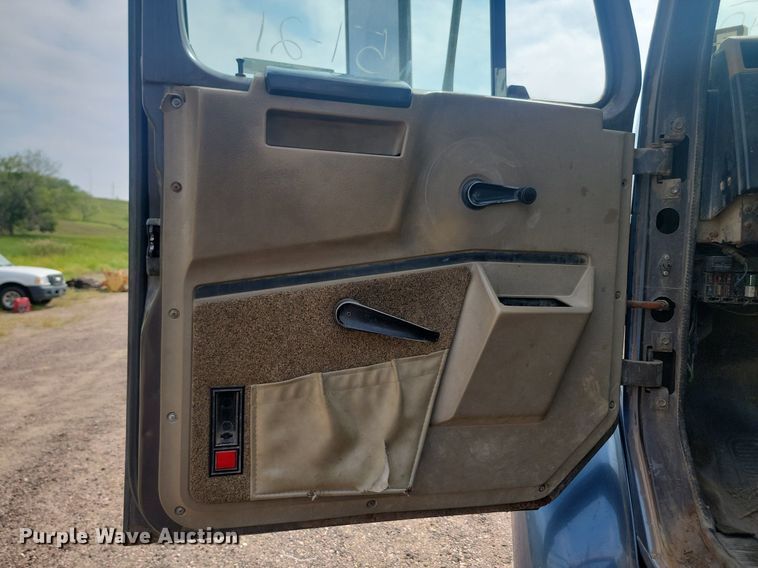 image for item LQ9124 1993 International 8200  semi truck