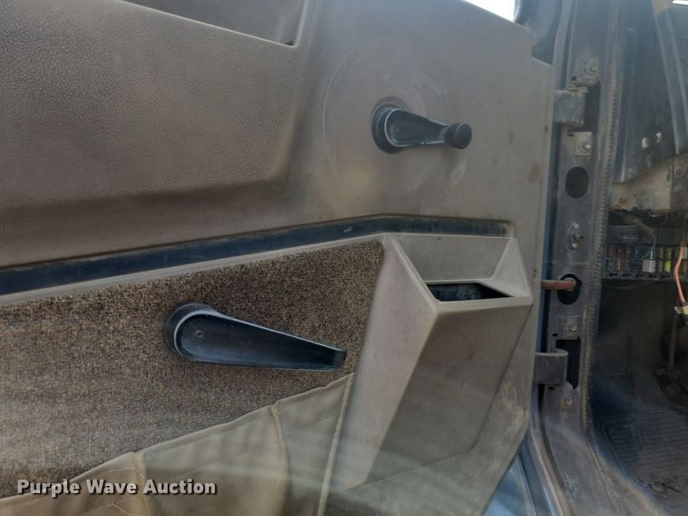 image for item LQ9124 1993 International 8200  semi truck