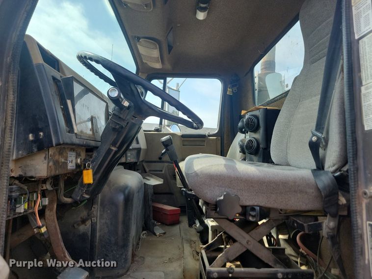 image for item LQ9124 1993 International 8200  semi truck