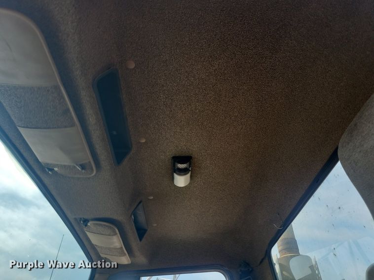 image for item LQ9124 1993 International 8200  semi truck