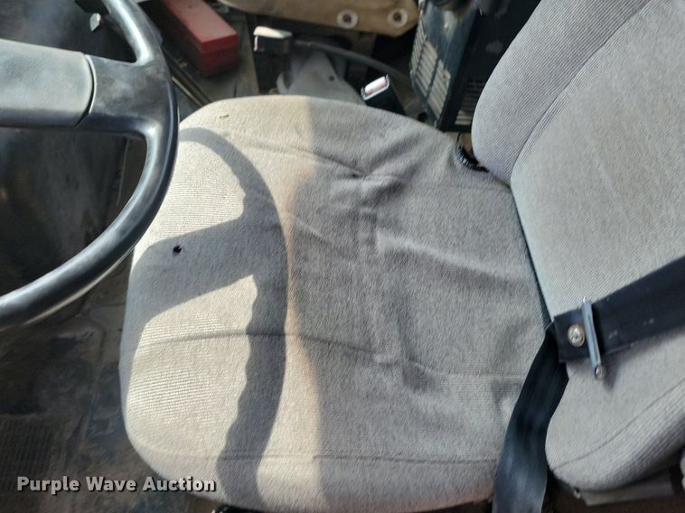 image for item LQ9124 1993 International 8200  semi truck