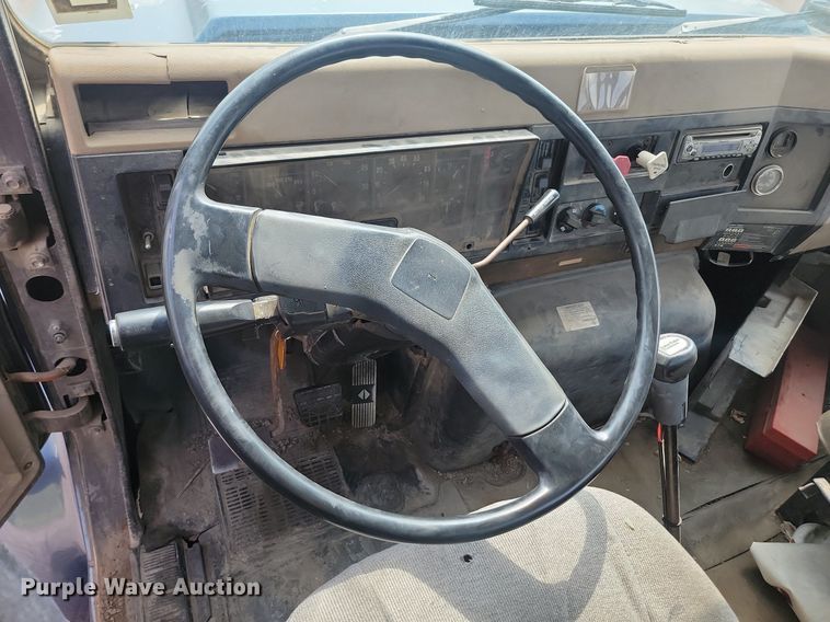 image for item LQ9124 1993 International 8200  semi truck