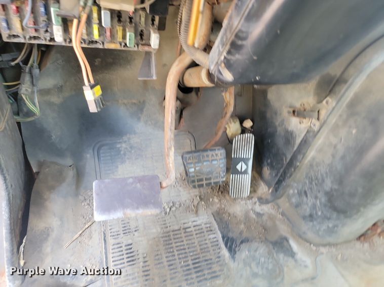 image for item LQ9124 1993 International 8200  semi truck