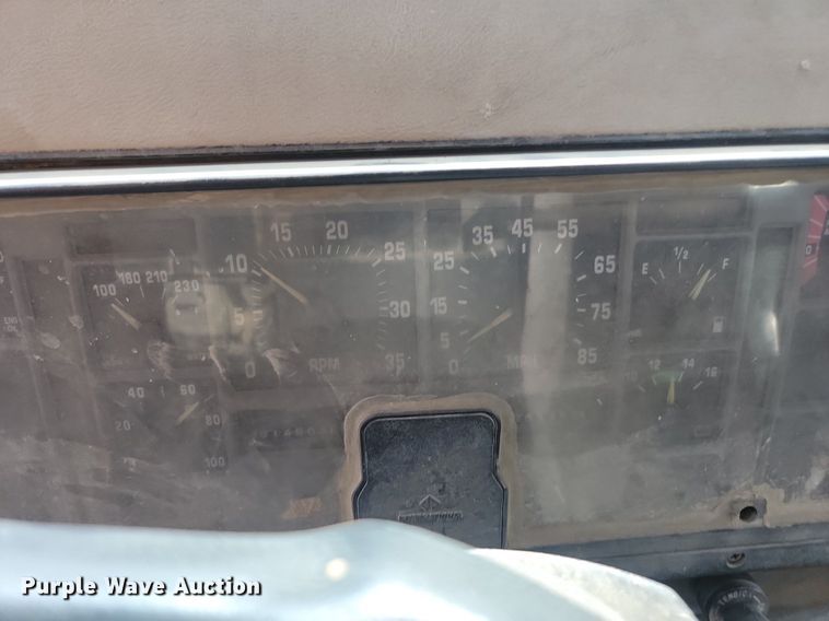 image for item LQ9124 1993 International 8200  semi truck