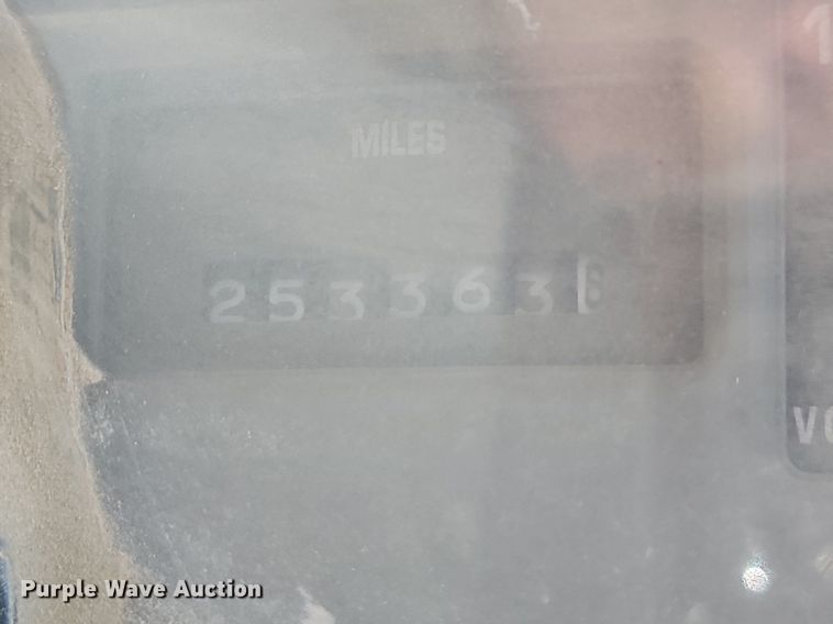 image for item LQ9124 1993 International 8200  semi truck