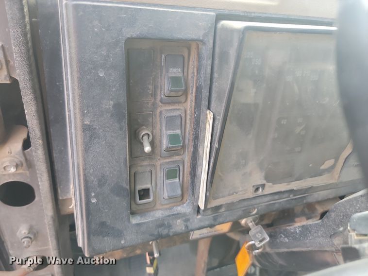 image for item LQ9124 1993 International 8200  semi truck