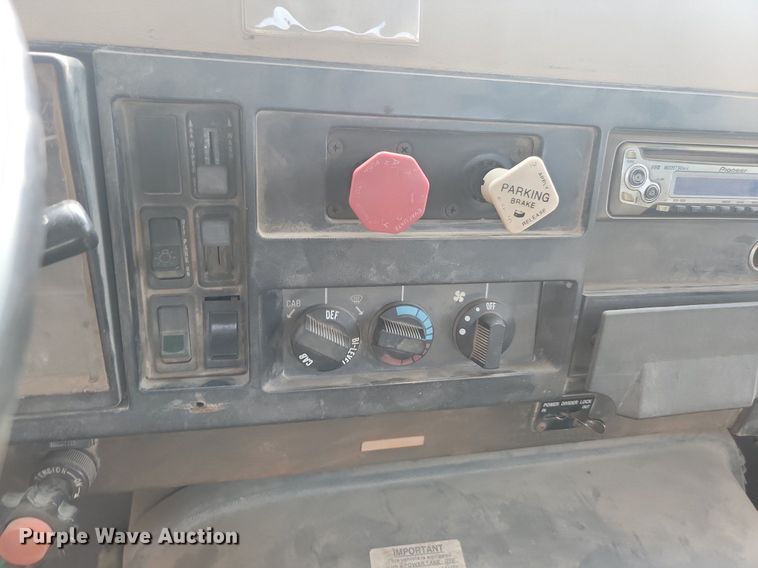 image for item LQ9124 1993 International 8200  semi truck