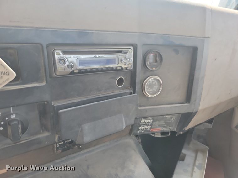 image for item LQ9124 1993 International 8200  semi truck