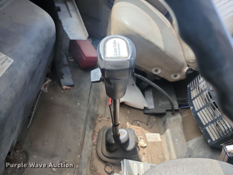 image for item LQ9124 1993 International 8200  semi truck