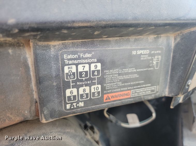 image for item LQ9124 1993 International 8200  semi truck