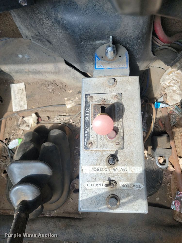 image for item LQ9124 1993 International 8200  semi truck